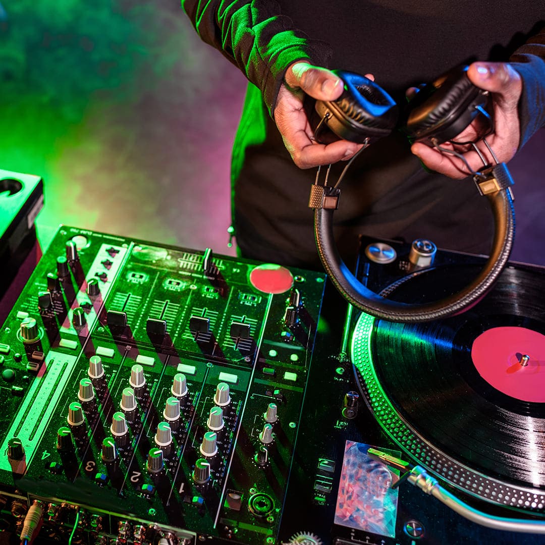 Las imágenes muestran una banda tocando en vivo con efectos visuales y un DJ manipulando su equipo, incluyendo una consola de mezclas, auriculares y un tocadiscos, en un ambiente iluminado con luces de colores, creando una atmósfera vibrante.